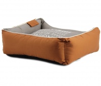 Luxusní hnědošedý pelíšek pro psy BOBBY CORBEILLE IMAGINE s pevným okrajem a vyjímatelnou podložkou. Potah lze sundat a prát v pračce, rozměry 60 × 51 × 17 cm. (4)
