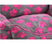 Pelíšek pro psy od For My Dogs. Měkoučké bočnice, nadýchaný vyjímatelný polštář, celý pelíšek je vyrobený z plyšového flísu. Barva šedo-růžová. (2)