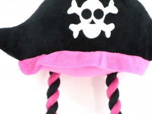 Pískací hračka pro psy od ROSEWOOD – plyšový pirátský klobouk (detail)