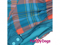   Obleček pro psy jezevčíků – lehoučká pláštěnka CHECKED od ForMyDogs. Zapínání na zip na zádech, zvýšený límec. Barva modrá se vzorem. (4)