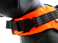    Funkční plovací vesta pro psy od finské firmy RUKKA. Silná vztlaková pěna, reflexní prvky, úchyt pro vyzvednutí psa z vody. Barva oranžová. (13)