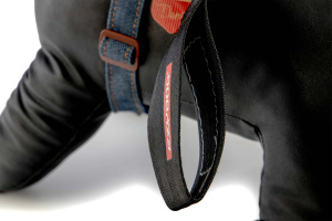  Hrudní postroj EZYDOG CHEST PLATE DENIM v jeansovém designu je navržený tak, aby maximálně respektoval anatomii psa a poskytoval mu komfort i při aktivním pohybu (adaptér do autopásu)