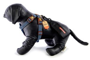  Hrudní postroj EZYDOG CHEST PLATE DENIM v jeansovém designu je navržený tak, aby maximálně respektoval anatomii psa a poskytoval mu komfort i při aktivním pohybu (pohled z boku)