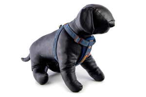 Hrudní postroj EZYDOG CHEST PLATE DENIM v jeansovém designu je navržený tak, aby maximálně respektoval anatomii psa a poskytoval mu komfort i při aktivním pohybu (pohled z před 2)