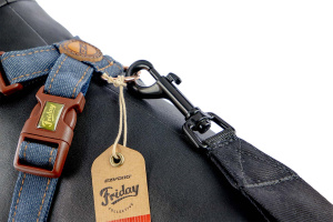  Hrudní postroj EZYDOG CHEST PLATE DENIM v jeansovém designu je navržený tak, aby maximálně respektoval anatomii psa a poskytoval mu komfort i při aktivním pohybu (detail uchycení vodítka)