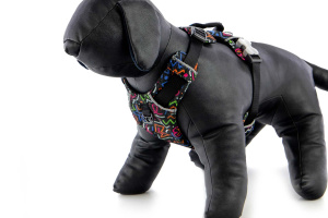 Polstrovaný postroj pro psy Red Dingo v motivu Squiggles Black je skvělý parťák na každodenní venčení ve městě i v přírodě, ale neztratí se ani při sportovních aktivitách (4)