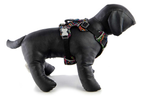 Polstrovaný postroj pro psy Red Dingo v motivu Squiggles Black je skvělý parťák na každodenní venčení ve městě i v přírodě, ale neztratí se ani při sportovních aktivitách (6)