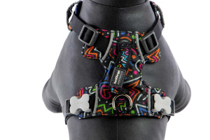 Polstrovaný postroj pro psy Red Dingo v motivu Squiggles Black je skvělý parťák na každodenní venčení ve městě i v přírodě, ale neztratí se ani při sportovních aktivitách (7)