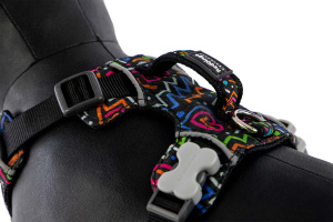 Polstrovaný postroj pro psy Red Dingo v motivu Squiggles Black je skvělý parťák na každodenní venčení ve městě i v přírodě, ale neztratí se ani při sportovních aktivitách (9)