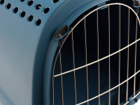  Přepravka pro kočky a malé psy od CAMON. Pochromovaná mřížka, dostatek větracích otvorů, snadné otvírání, rozměry 50 × 32 × 34,5 cm. Barva modrá. (6)