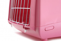 Přepravka pro kočky a malé psy. Pochromovaná mřížka, dostatek větracích otvorů, snadné otvírání, rozměry 50 × 32 × 34,5 cm. Barva růžová. (11)
