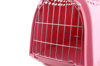 Přepravka pro kočky a malé psy. Pochromovaná mřížka, dostatek větracích otvorů, snadné otvírání, rozměry 50 × 32 × 34,5 cm. Barva růžová. (12)