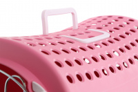 Přepravka pro kočky a malé psy. Pochromovaná mřížka, dostatek větracích otvorů, snadné otvírání, rozměry 50 × 32 × 34,5 cm. Barva růžová. (14)