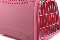 Přepravka pro kočky a malé psy. Pochromovaná mřížka, dostatek větracích otvorů, snadné otvírání, rozměry 50 × 32 × 34,5 cm. Barva růžová. (15)