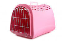  Přepravka pro kočky a malé psy. Pochromovaná mřížka, dostatek větracích otvorů, snadné otvírání, rozměry 50 × 32 × 34,5 cm. Barva růžová. (5)