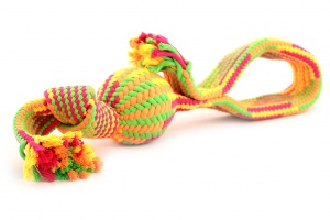 Oblíbená hračka pro psy – přetahovadlo vyrobené z měkkého bavlněného provazu. Vhodné pro malé a střední psy, uvnitř pískací míček a praktické poutko. (3)