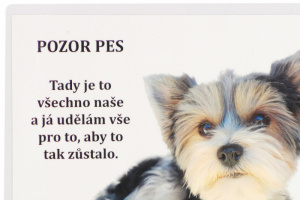 Samolepka biewera – „POZOR PES. Tady je to všechno naše a já udělám vše pro to, aby to tak zůstalo“. Rozměry 21,5 cm × 15,5 cm. (2)