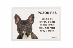 Samolepka buldočka – „POZOR PES. Jsem sice lenoch, ale než dočteš tenhle text, máš moje zuby v prdeli“. Rozměry 21,5 cm × 15,5 cm.