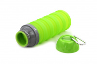 Cestovní silikonová láhev na vodu pro psy od ROSEWOOD. Variabilní velikost, karabina k zavěšení. Maximální objem 500 ml, barva zelená. (4)