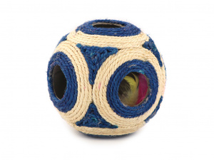 Originální škrábací hračka pro kočky ukrývající chrastící míček s pírky. Materiál sisal, barva modro-béžová, průměr hračky 12 cm.