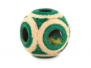 Originální škrábací hračka pro kočky ukrývající chrastící míček s pírky. Materiál sisal, barva zeleno-béžová, průměr hračky 12 cm.