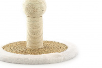 Škrabadlo pro kočky s plyšovým podstavcem a zavěšenou hračkou. Škrabadlo má oplet z mořské trávy i sisalu, rozměry 35 × 60 cm. (2)