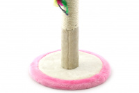 Jednoduché škrabadlo pro kočky s plyšovým podstavcem a dvěma hračkami. Škrabadlo má oplet ze sisalu, rozměry 30 × 59 cm. (4)