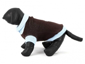 Obleček pro psy i fenky – hnědý pletený svetr s modrými lemy od URBAN PUP (pohled z boku)
