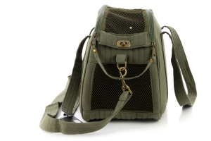  Cestujte první třídou! Luxusní prošívaná taška Milk & Pepper Carlton v barvě khaki kombinuje nadčasový design s maximálním pohodlím pro malé psy do 7 kg (4)