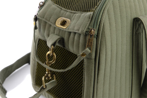  Cestujte první třídou! Luxusní prošívaná taška Milk & Pepper Carlton v barvě khaki kombinuje nadčasový design s maximálním pohodlím pro malé psy do 7 kg (8)