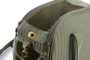  Cestujte první třídou! Luxusní prošívaná taška Milk & Pepper Carlton v barvě khaki kombinuje nadčasový design s maximálním pohodlím pro malé psy do 7 kg (9)