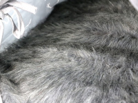  Originální pelíšek pro psy a kočky ve tvaru TeePee s matrací vykládanou extra huňatou kožešinkou. Rozměry 50 × 50 × 80 cm. Barva šedá. (7)