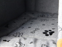  Originální pelíšek pro psy ve tvaru psí boudy z měkoučkého textilu s pevným prošitím. Voděodolné provedení, výplň polyuretanová pěna, barva šedá. (6)