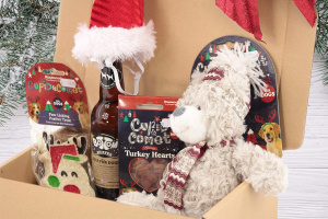Luxusní Vánoční box pro psy s velkou plyšovou hračkou, stylovou čepičkou, nealko pivem pro psy a pamlsky. Včetně sváteční mašle. (3)