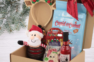 Luxusní Vánoční box pro psy s originální plyšovou hračkou, legračními sobími parohy, nealko vínem pro psy a pamlsky. Včetně sváteční mašle. (3)
