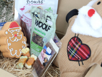  Vánoční box pro psy s vybranými pamlsky a hned dvěma hračkami – gumovým pískacím perníčkem a velkým plyšovým Mikulášem. (4)