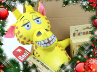  Vánoční box pro psy „Žirafa“ s vybranými pamlsky a velkou pískací hračkou. Kompletně připravený vánoční dárek – včetně sváteční mašle. (4)