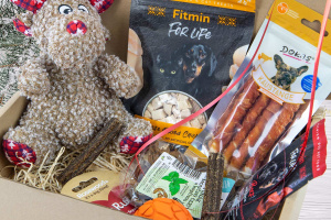 Vánoční dárkový box „Sob s vánoční čepičkou“ – plyšová pískací hračka, gumový míček a výběr oblíbených psích pamlsků v krásném dárkovém balení (2)