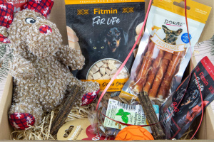 Vánoční dárkový box „Sob s vánoční čepičkou“ – plyšová pískací hračka, gumový míček a výběr oblíbených psích pamlsků v krásném dárkovém balení (3)