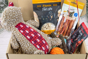  Vánoční dárkový box „VELKÝ PLYŠOVÝ SOB“ – plyšová pískací hračka, gumový míček a výběr oblíbených psích pamlsků v krásném dárkovém balení (3)