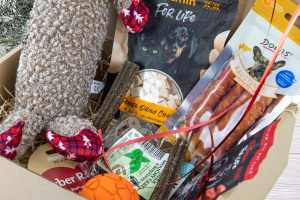  Vánoční dárkový box „VELKÝ PLYŠOVÝ SOB S VÁNOČNÍ ČEPIČKOU“ – plyšová pískací hračka, gumový míček a výběr oblíbených psích pamlsků v krásném dárkovém balení (2)