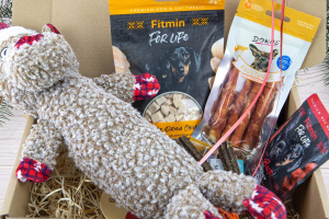  Vánoční dárkový box „VELKÝ PLYŠOVÝ SOB S VÁNOČNÍ ČEPIČKOU“ – plyšová pískací hračka, gumový míček a výběr oblíbených psích pamlsků v krásném dárkovém balení (3)