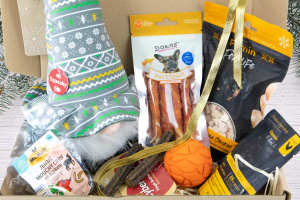 Hledáte perfektní vánoční dárek pro svého čtyřnohého kamaráda? Tento dárkový box je plný radosti, vůní a překvapení! Přináší kombinaci chutných pamlsků a zábavných hraček, které potěší každého psa (2)