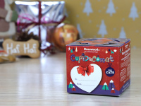  Dárkový BOX pro kočky v originálním vánočním balení plný kočičích pamlsků. BOX obsahuje dva druhy balených pamlsků – s kuřetem a s kachnou.
