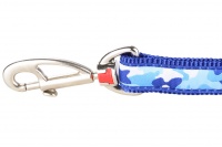 Modré vodítko pro psy od RD. Měkký polstrovaný úchop, snadné nastavení délky od 1 do 1,8 m, výměnná karabina. Vzor Camouflage Navy (2).