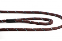 Provazové vodítko pro psy ROSEWOOD Rope Twist z pevného nylonu. Vodítko má kruhový průřez a je opatřené pevnou pochromovanou karabinou. Délka 1,55 m, barva tm. hnědá (3).