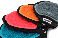  Oboustranná vyčesávací rukavice na srst od CAMON je oblíbená pomůcka pro péči o srst, která spojuje příjemné s užitečným – psa hladíte, masírujete a zároveň odstraňujete uvolněnou srst. (2)