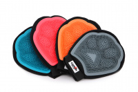  Oboustranná vyčesávací rukavice na srst od CAMON je oblíbená pomůcka pro péči o srst, která spojuje příjemné s užitečným – psa hladíte, masírujete a zároveň odstraňujete uvolněnou srst.