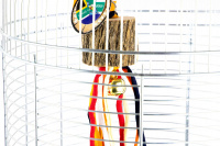  Závěsná hračka do klecí a voliér pro ptáky z dřevěného špalíčku, řetízku a barevných třásní (3)
