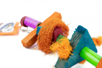  Velká závěsná hračka do klecí a voliér pro ptáky z barevných dřívek různých tvarů, 38 cm (4)